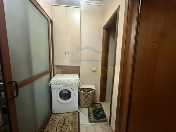 Tirane, jepet me qera apartament 2+1 Kati 7, 69 m² 450 € (Unaza e Re.)