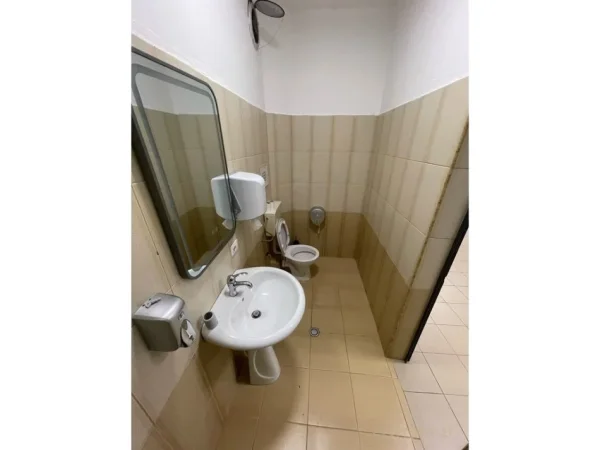 Tirane, jepet me qera zyre Kati 0, 140 m² 900 € (Sheshi Avni Rustemi)
