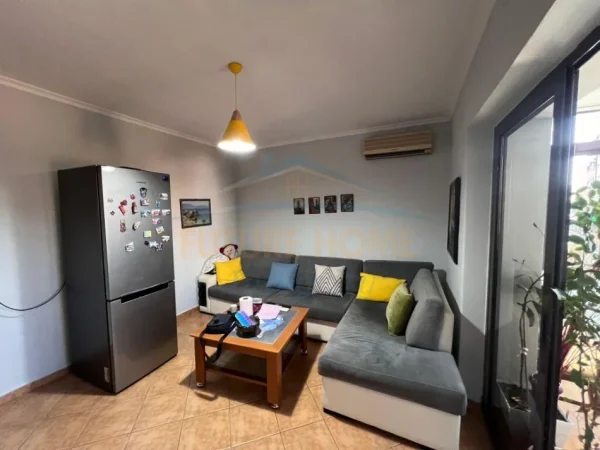 Tirane, jepet me qera apartament 2+1 Kati 2, 85 m² 500 € (Rruga Petronini Luarasi, Shkolla e Baleti, Minibas)