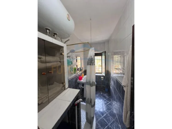 Tirane, jepet me qera apartament 2+1 Kati 2, 85 m² 500 € (Rruga Petronini Luarasi, Shkolla e Baleti, Minibas)
