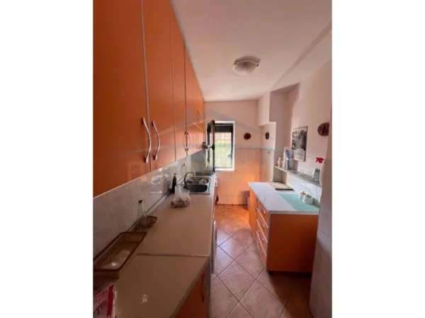 Tirane, jepet me qera apartament 2+1 Kati 2, 85 m² 500 € (Rruga Petronini Luarasi, Shkolla e Baleti, Minibas)