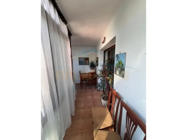 Tirane, jepet me qera apartament 2+1 Kati 2, 85 m² 500 € (Rruga Petronini Luarasi, Shkolla e Baleti, Minibas)