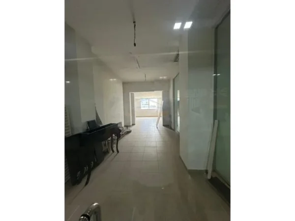 Tirane, jepet me qera zyre Kati 2, 1.000 m² (Rruga Xhanfize Keko, Xhamllik)