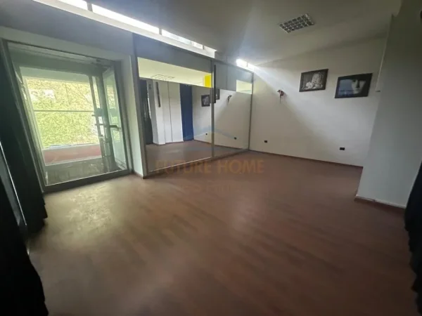 Tirane, jepet me qera zyre Kati 2, 1.000 m² (Rruga Xhanfize Keko, Xhamllik)