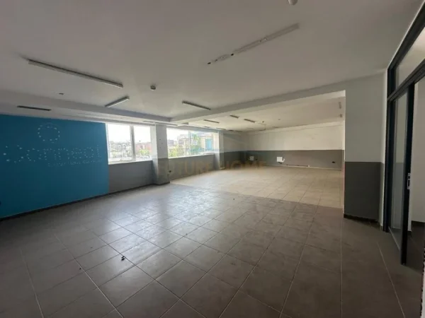 Tirane, jepet me qera zyre Kati 2, 1.000 m² (Rruga Xhanfize Keko, Xhamllik)
