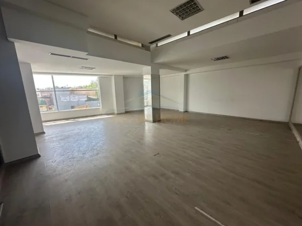 Tirane, jepet me qera zyre Kati 2, 1.000 m² (Rruga Xhanfize Keko, Xhamllik)