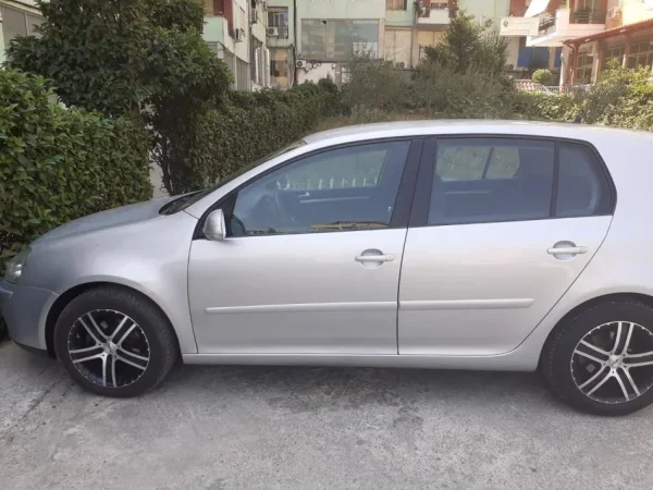 Tirane, shes makine Volkswagen golf V Nafte, gri metalizato automatik Kondicioner 283.000 km 4.500 €