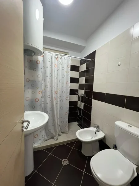 Tirane, jepet me qera apartament 2+1+Ballkon Kati 2, 106 m² 600 € (Pediatria)