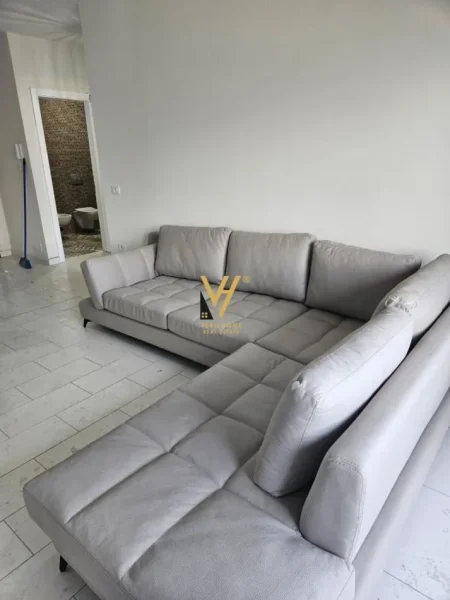 Tirane, jepet me qera apartament 1+1+Ballkon Kati 10, 60 m² 500 € (GOLDEN PARK)