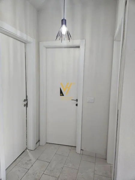 Tirane, jepet me qera apartament 1+1+Ballkon Kati 10, 60 m² 500 € (GOLDEN PARK)