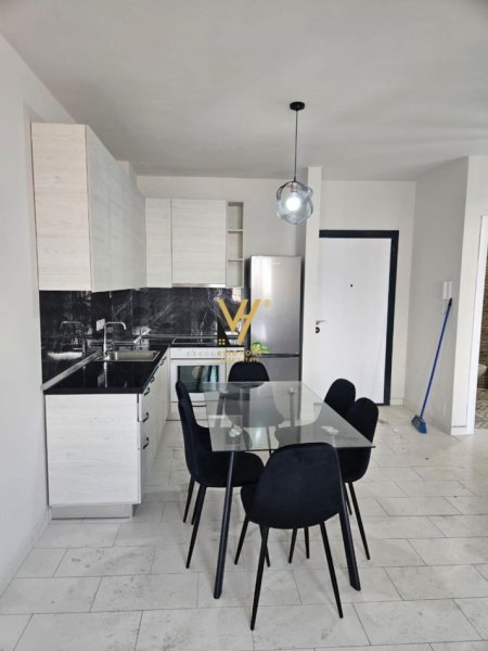 Tirane, jepet me qera apartament 1+1+Ballkon Kati 10, 60 m² 500 € (GOLDEN PARK)