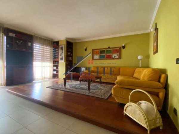 Tirane, jepet me qera apartament 2+1+Ballkon Kati 5, 120 m² 850 € (Pazari i Ri)