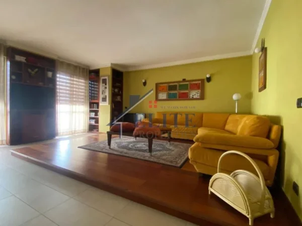 Tirane, jepet me qera apartament 2+1+Ballkon Kati 5, 120 m² 850 € (Pazari i Ri)