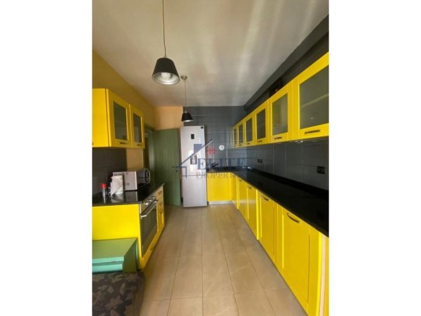 Tirane, jepet me qera apartament 2+1+Ballkon Kati 5, 120 m² 850 € (Pazari i Ri)