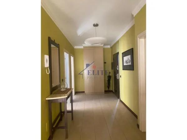 Tirane, jepet me qera apartament 2+1+Ballkon Kati 5, 120 m² 850 € (Pazari i Ri)