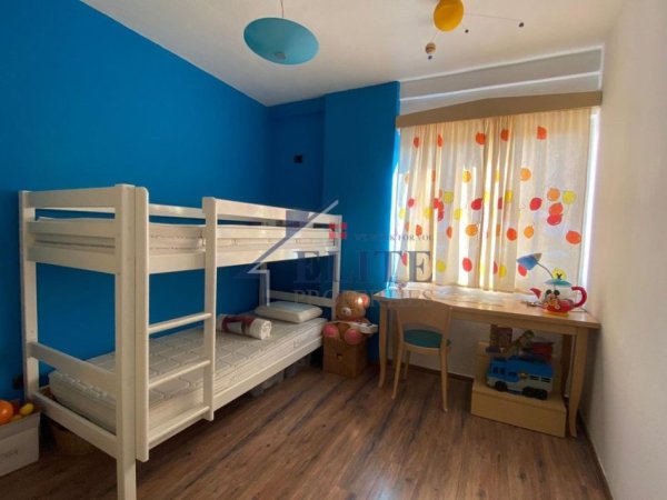 Tirane, jepet me qera apartament 2+1+Ballkon Kati 5, 120 m² 850 € (Pazari i Ri)