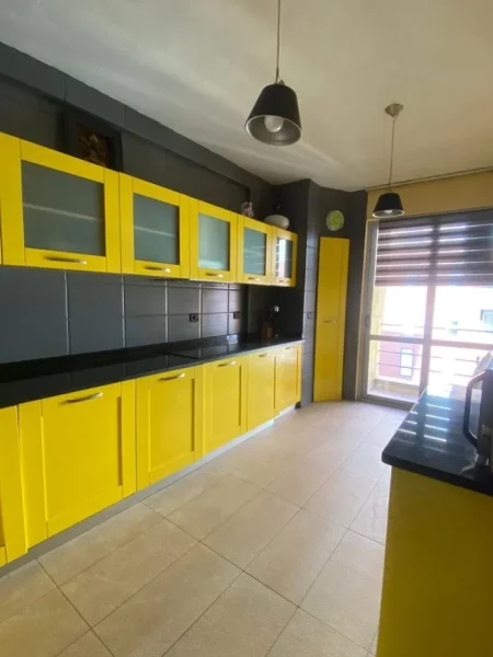 Tirane, jepet me qera apartament 2+1 Kati 5, 850 m² 850 € (pazari i ri)