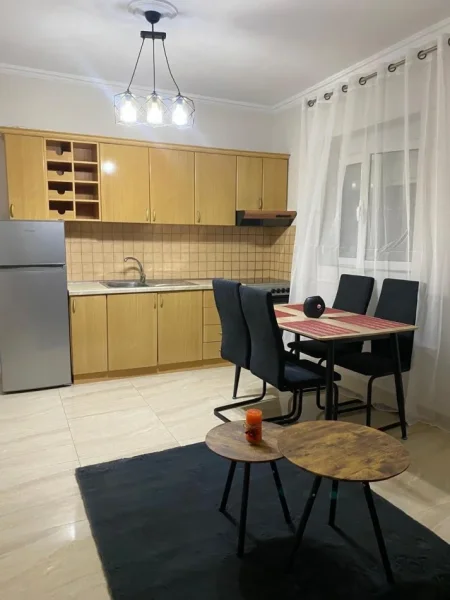 Tirane, jepet me qera 1+1+Ballkon Kati 2, 65 m² 400 € (3 vellezerit kondi)