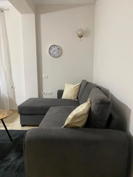 Tirane, jepet me qera 1+1+Ballkon Kati 2, 65 m² 400 € (3 vellezerit kondi)