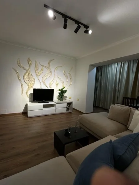 Tirane, jepet me qera apartament 2+1+Ballkon Kati 1, 80 m² 550 € (Stacioni i Trenit Mulliri Vjeter)