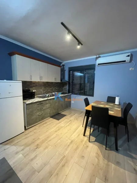 Tirane, jap me qera apartament 2+1 Kati 3, 75 m² (Laprake, afer Spitalit Ushtarak)