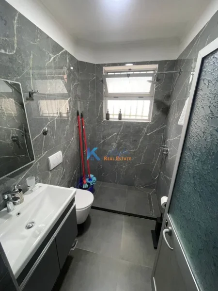 Tirane, jap me qera apartament 2+1 Kati 3, 75 m² (Laprake, afer Spitalit Ushtarak)