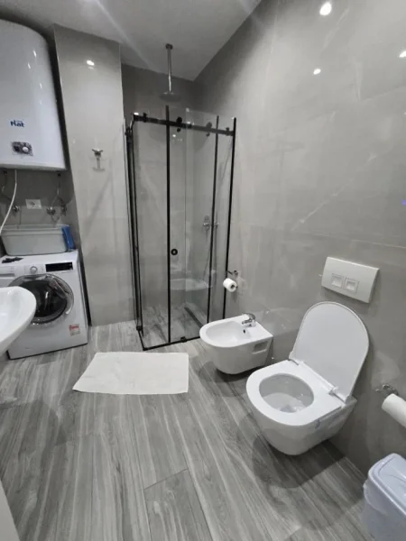 Tirane, jepet me qera apartament 2+1+Ballkon Kati 4, 90 m² 650 € (Hamdi sina)