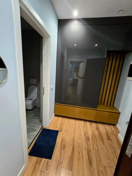 Tirane, jepet me qera apartament 2+1+Ballkon Kati 4, 90 m² 650 € (Hamdi sina)