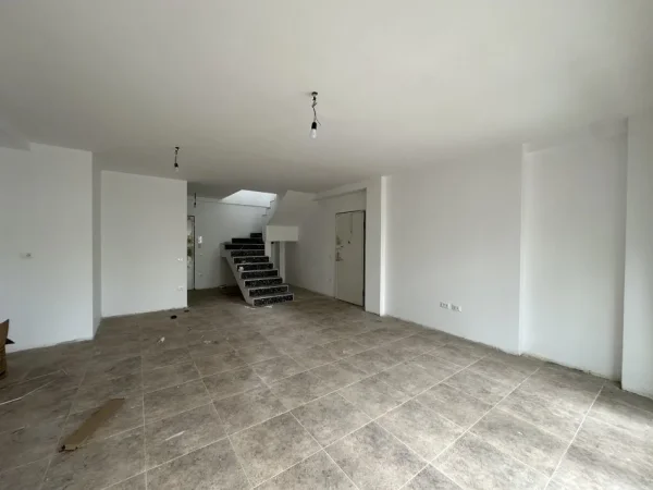Tirane, shitet apartament duplex 2+1+Ballkon Kati 3, 168 m² 295.000 € (Rruga Selita e Vjeter)