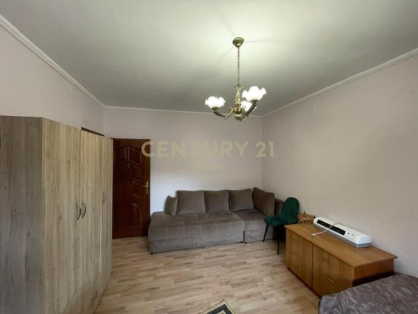Tirane, jepet me qera apartament 2+1 Kati 1, 73 m² 550 € (ISH-STACIONI I FUNDIT I TIRANËS SË RE)