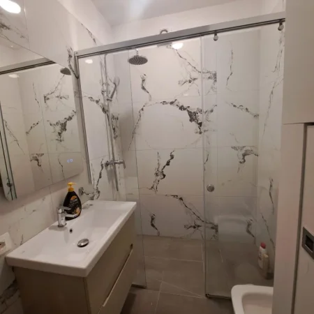 🏠 JEPET ME QERA APARTAMENT 1+1 TEK PALLATET AGIMI NE BLLOK TE TIRANES. Kati 2, 70 m² 650 € ( JEPET ME QERA APARTAMENT 1+1 TEK PALLATET AGIMI NE BLLOK TE TIRANES.)