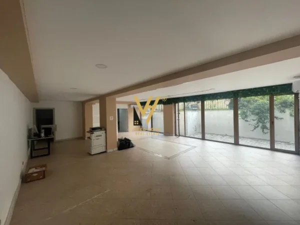 Tirane, jepet me qera ambjent biznesi Kati 0, 160 m² 2.000 € (PAZARI RI)