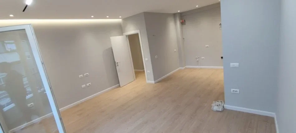 Tirane, jepet me qera zyre Kati 2, 120 m² 1.300 € (Komuna e Parisit)