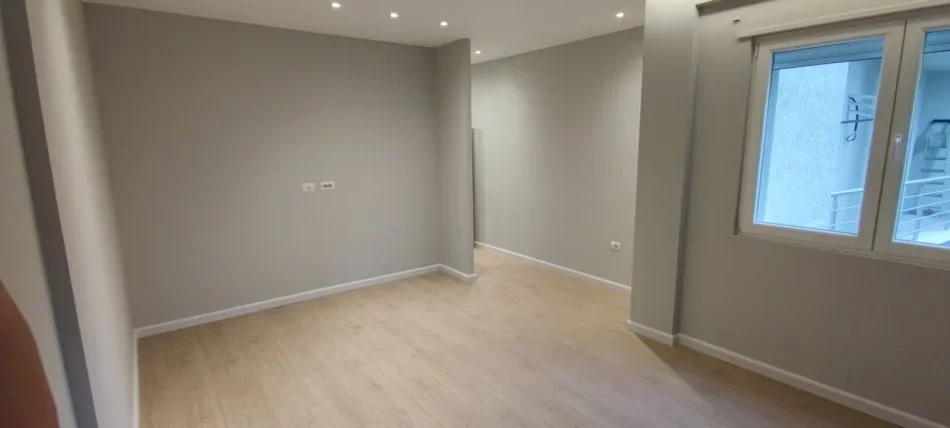 Tirane, jepet me qera zyre Kati 2, 120 m² 1.300 € (Komuna e Parisit)
