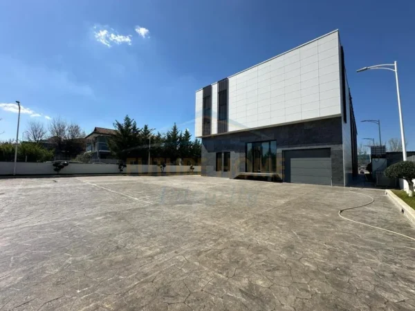 Jepet me Qera Ambjent Biznesi , 2.950 m² 15.000 € (Mzez)
