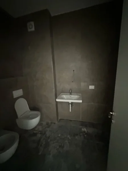 Tirane, jepet me qera zyre Kati 7, 75 m² 650 € (Komuna e Parisit)