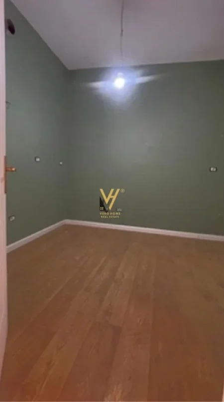 Tirane, jepet me qera zyre Kati 6, 80 m² 800 € (QENDER)