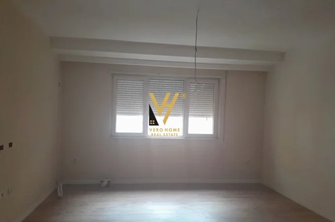 Tirane, jepet me qera zyre Kati 6, 80 m² 800 € (QENDER)