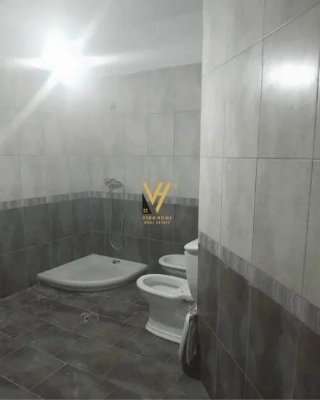 Tirane, jepet me qera zyre Kati 6, 80 m² 800 € (QENDER)