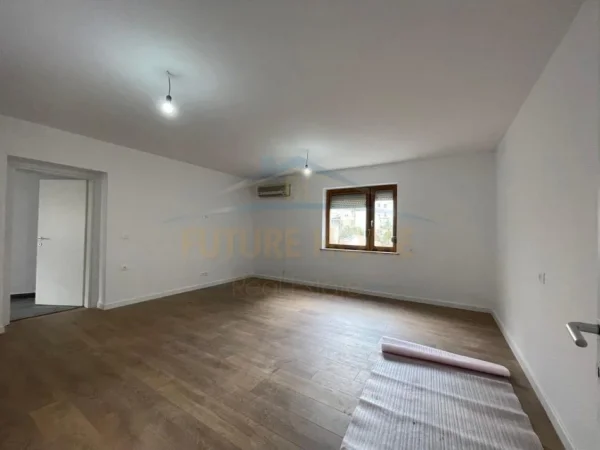 Tirane, shes apartament 2+1+Ballkon Kati 2, 96 m² 235.000 € (Pazari i Ri)