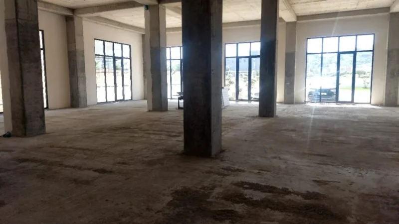 Tirane, jepet me qera magazine Kati 1, 1.000 m² 6.000 € (Tirane-Durres)