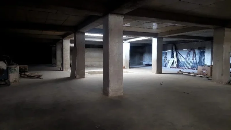 Tirane, jepet me qera Kati -1, 1.000 m² 2.500 € (Tirane Durres)