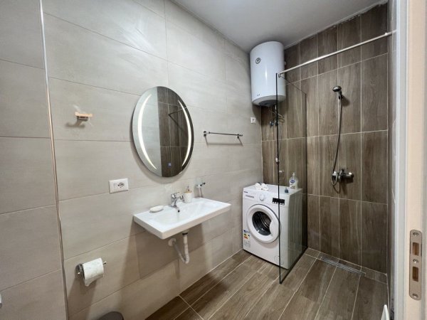 Tirane, jepet me qera apartament 1+1+Ballkon Kati 9, 70 m² 550 € (Don Bosko)