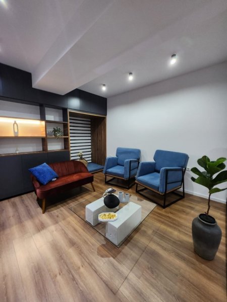 Tirane, jepet me qera zyre Kati 10, 75 m² 1.100 € (Square 21)
