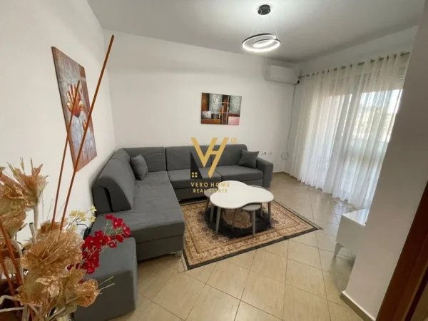 Tirane, jepet me qera apartament 1+1+Ballkon Kati 4, 60 m² 550 € (SELVIA)