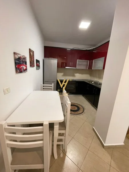 Tirane, jepet me qera apartament 1+1+Ballkon Kati 4, 60 m² 550 € (SELVIA)