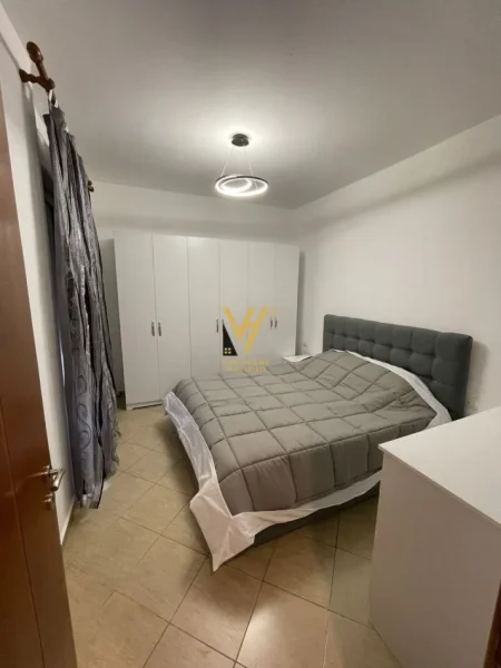 Tirane, jepet me qera apartament 1+1+Ballkon Kati 4, 60 m² 550 € (SELVIA)