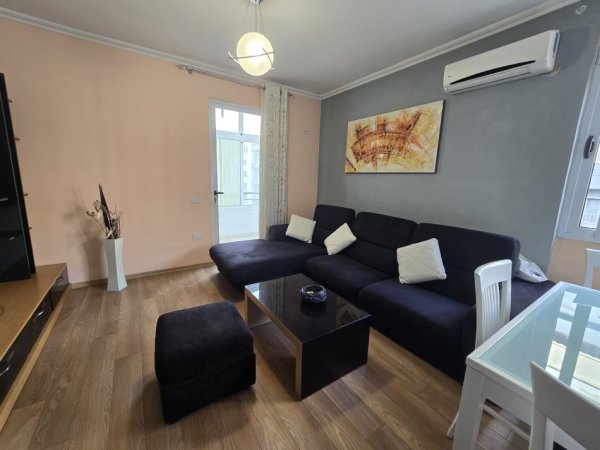 Tirane, jepet me qera apartament 2+1+Ballkon Kati 5, 105 m² 500 € (Yzberisht)