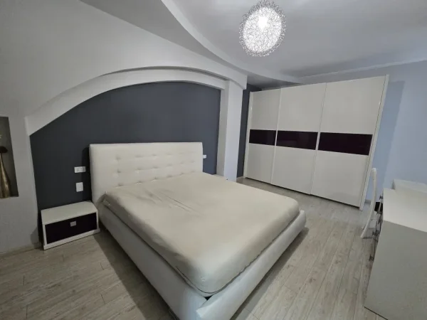 Tirane, jepet me qera apartament 2+1+Ballkon Kati 5, 105 m² 500 € (Yzberisht)
