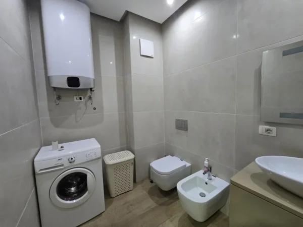 Tirane, jepet me qera apartament 2+1+Ballkon Kati 5, 105 m² 500 € (Yzberisht)